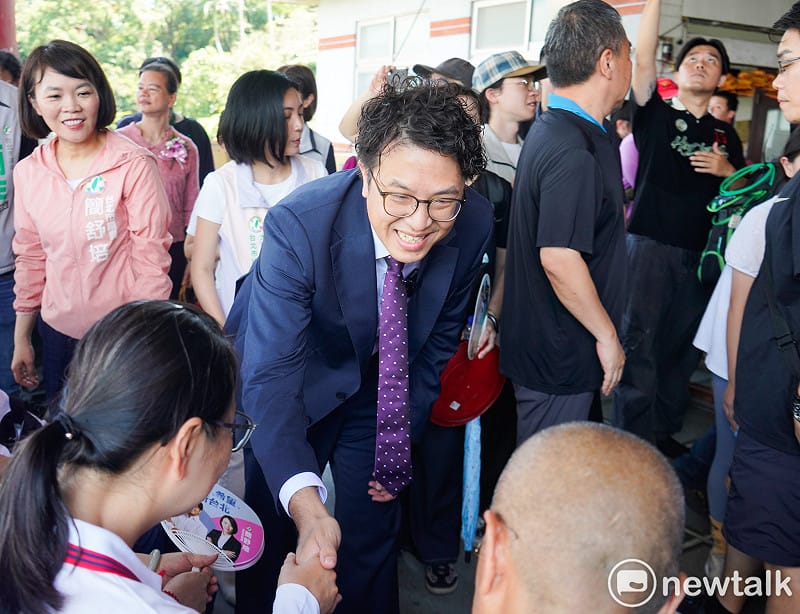  民進黨台北市長參選人沈伯洋出席「指南宮純陽寶殿孚佑帝君成道周年三獻大典」，向與會來賓握手致意。 圖：張良一/攝 