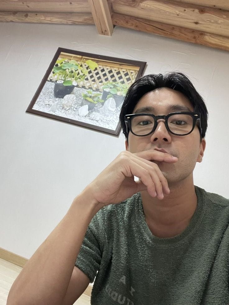 崔始源於今年 2 月在社群媒體 Instagram 上,發表寫有「不義必亡、土崩瓦解」等字句的貼文。其近期發布的多篇日常貼文,意外引發外界政治性解讀,招致海量酸民的持續性攻擊與辱罵。 圖:翻攝自 X 崔始源於今年 2 月在社群媒體 Instagram 上,發表寫有「不義必亡、土崩瓦解」等字句的貼文。其近期發布的多篇日常貼文,意外引發外界政治性解讀,招致海量酸民的持續性攻擊與辱罵。 圖:翻攝自 X