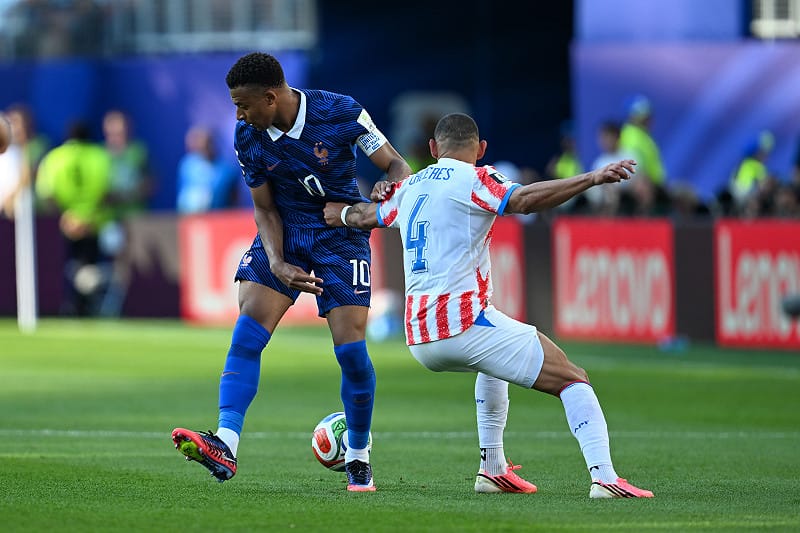 法國隊球星姆巴佩（Kylian Mbappé）在比賽中遭巴拉圭球員「拉衣角」犯規。&nbsp;&nbsp;&nbsp;圖：達志影像／美聯社