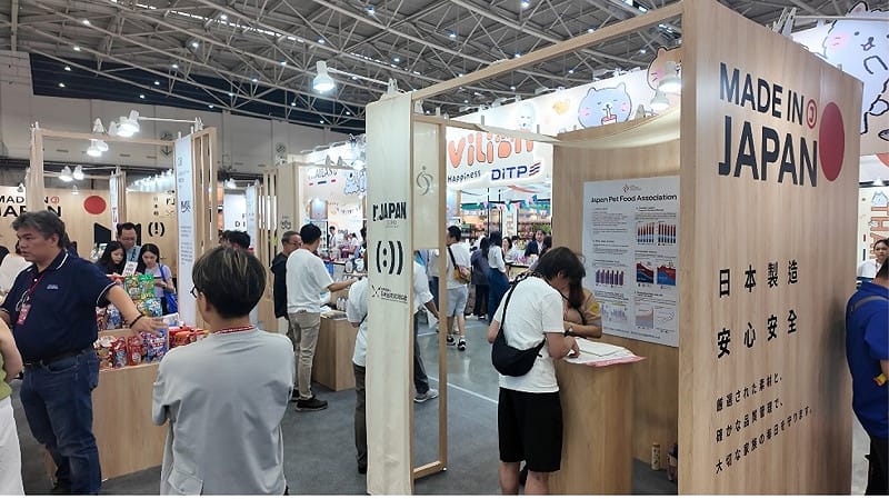 日本貿易振興機構(JETRO)與日本台灣交流協會共同設立「日本館(Japan Pavilion)」,展示日本製乾式、半乾式寵物食品與高品質寵物零食 圖:王克殷攝 日本貿易振興機構(JETRO)與日本台灣交流協會共同設立「日本館(Japan Pavilion)」,展示日本製乾式、半乾式寵物食品與高品質寵物零食 圖:王克殷攝