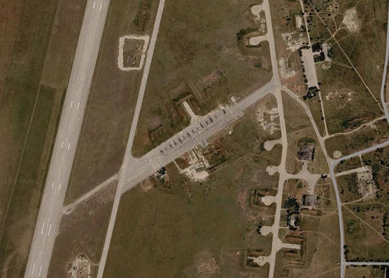  被佔領的克里米亞赫瓦爾迪斯克空軍基地發生兩起爆炸。 圖：翻攝自 X @NOELreports 