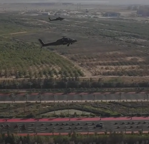 現場不僅安排 11 響禮炮與摩托車方陣巡游,空軍更出動戰機進行空中編隊展演,場面浩大壯觀。 圖:翻攝自騰訊網 現場不僅安排 11 響禮炮與摩托車方陣巡游,空軍更出動戰機進行空中編隊展演,場面浩大壯觀。 圖:翻攝自騰訊網