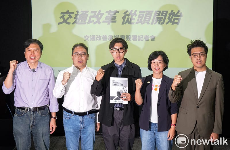 民進黨北北桃宜四位縣市長候選人沈伯洋、蘇巧慧、黃世杰、林國漳出席「下一代人本交通促進會：2026縣市⾸長交通改善承諾⽩⽪書簽署記者會」，並呼喊：「交通改革 從頭開始」口號。&nbsp;&nbsp;&nbsp;圖：張良一/攝