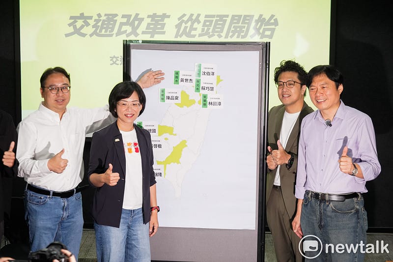 民進黨北北桃宜四位縣市長候選人沈伯洋、蘇巧慧、黃世杰、林國漳出席「下一代人本交通促進會：2026縣市⾸長交通改善承諾⽩⽪書簽署記者會」，並豎起大拇指合影。&nbsp;&nbsp;&nbsp;圖：張良一/攝