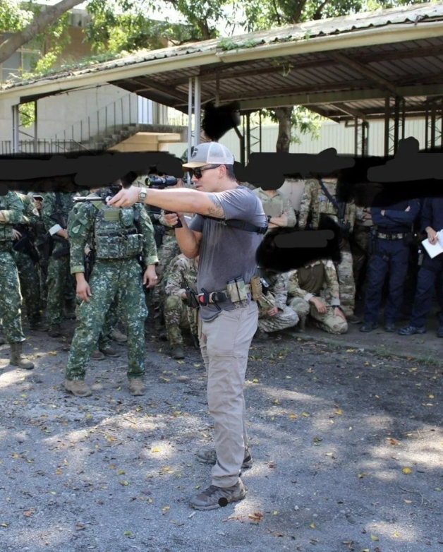 美國軍事人員頻繁進出位於桃園龍潭的陸軍特種作戰指揮部總部「武漢營區」,現場目擊细節顯示,美軍特種部隊在台灣的常態化活動規模與深度已遠超外界預期。 圖:翻攝自騰訊網 美國軍事人員頻繁進出位於桃園龍潭的陸軍特種作戰指揮部總部「武漢營區」,現場目擊细節顯示,美軍特種部隊在台灣的常態化活動規模與深度已遠超外界預期。 圖:翻攝自騰訊網