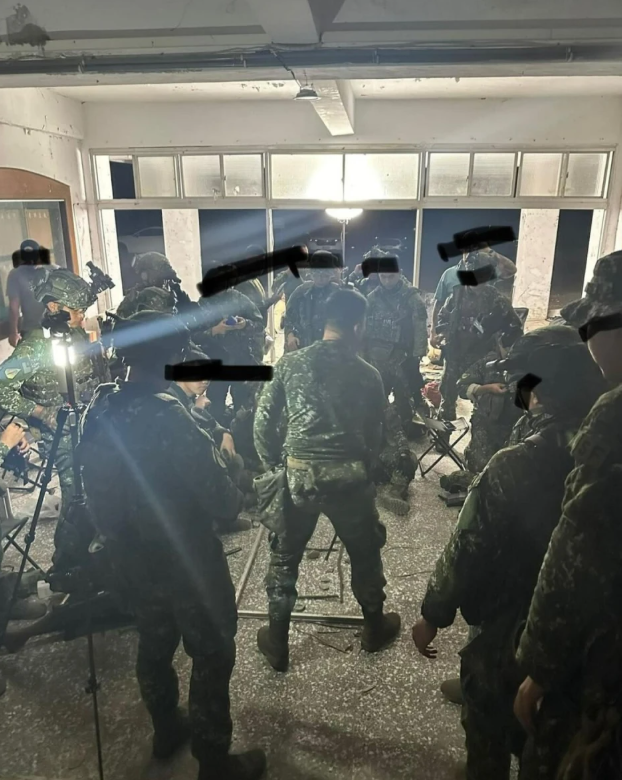 軍人們日常也會前往中興路周邊購買生活用品及台灣街頭小吃,當地居民對此奇特景象已逐漸習以為常。 圖:翻攝自騰訊網 軍人們日常也會前往中興路周邊購買生活用品及台灣街頭小吃,當地居民對此奇特景象已逐漸習以為常。 圖:翻攝自騰訊網