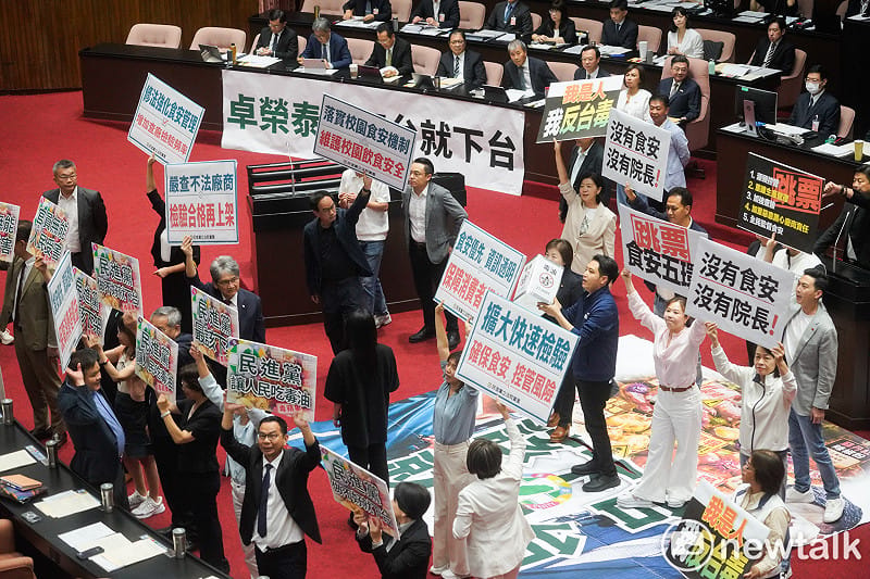 行政院長卓榮泰日前赴立法院就中聯油脂大豆沙拉油事件及食安監管機制缺失檢討專案報告並備詢，國民黨立委在議場內舉牌，阻擋卓榮泰進行專案報告。&nbsp;&nbsp;&nbsp;圖：張良一/攝