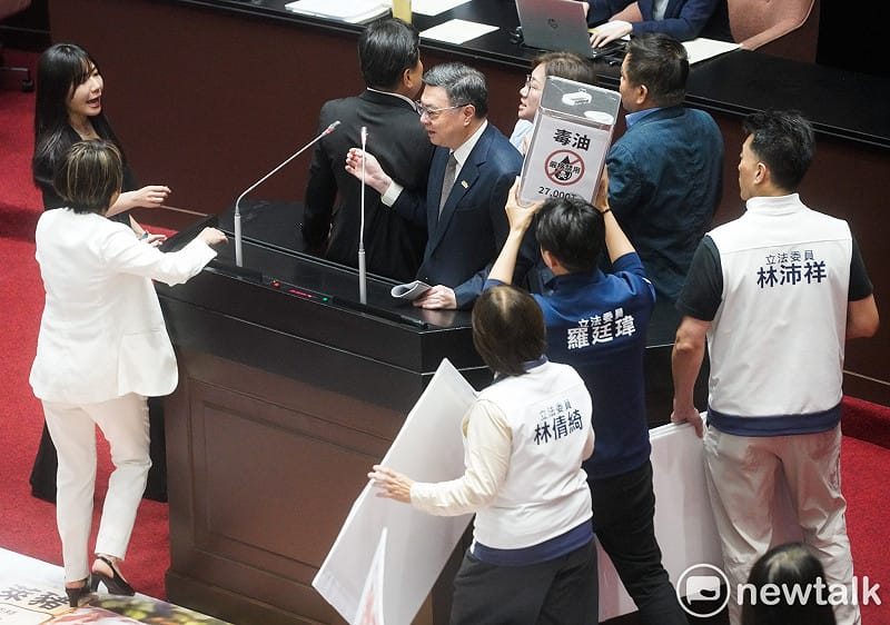 行政院長卓榮泰赴立法院就中聯油脂大豆沙拉油事件及食安監管機制缺失檢討專案報告並備詢，國民黨立委圍住卓榮泰，阻擋其進行專案報告。&nbsp;&nbsp;&nbsp;圖：張良一/攝