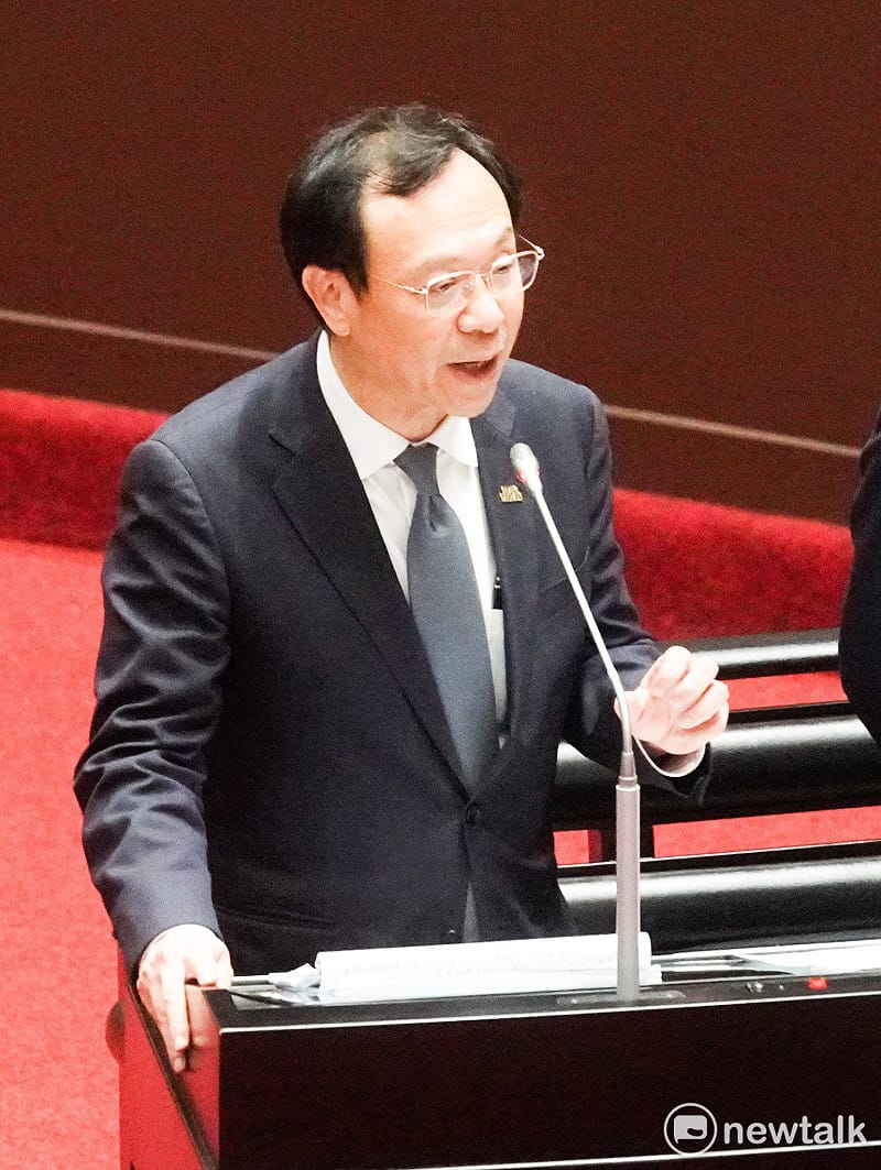 蘋果芬普寧殘留標準調高6倍惹議，石崇良稱台灣訂3ppm，低於美國5ppm，並非完全比照。&nbsp;&nbsp;&nbsp;圖：張良一 / 攝