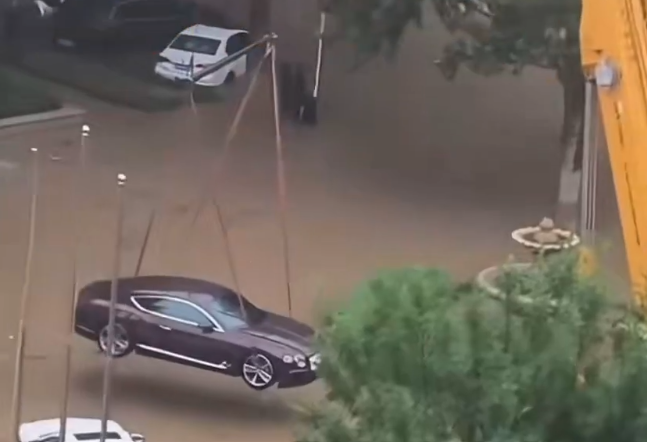 在瀋陽,一位賓利車主為了防止自己的愛車被洪水淹沒,在颱風來臨前特意租了一台起重機將賓利吊到半空中 圖:翻攝自 X @cuichenghao 在瀋陽,一位賓利車主為了防止自己的愛車被洪水淹沒,在颱風來臨前特意租了一台起重機將賓利吊到半空中 圖:翻攝自 X @cuichenghao