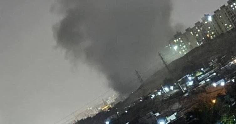 美國海軍戰鬥機從北阿拉伯海起飛,投擲的重型精確導引炸彈擊中了阿拉胡阿克巴爾山上的電信塔。爆炸造成嚴重破壞。 圖:翻攝自 X @BabakTaghvaee1 美國海軍戰鬥機從北阿拉伯海起飛,投擲的重型精確導引炸彈擊中了阿拉胡阿克巴爾山上的電信塔。爆炸造成嚴重破壞。 圖:翻攝自 X @BabakTaghvaee1
