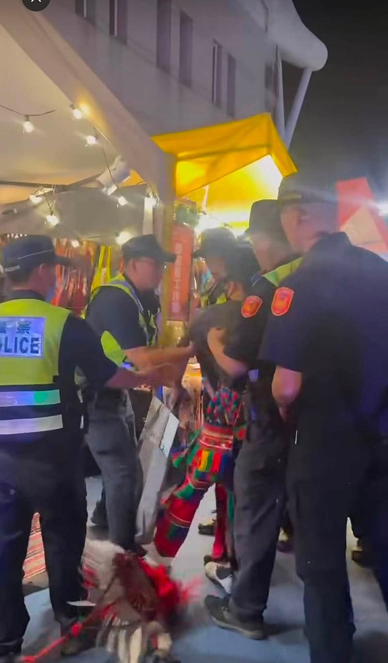 男子拒絕配合盤查,員警遂將其帶返前進指揮所查證身分。 圖:翻攝自臉書帳號 @戲謔蘿莉塔 男子拒絕配合盤查,員警遂將其帶返前進指揮所查證身分。 圖:翻攝自臉書帳號 @戲謔蘿莉塔