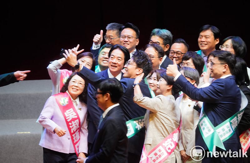 民進黨全代會,台北市長參選人沈伯洋邀賴清德總統和各縣市長參選人自拍合影。 圖:張良一/攝 民進黨全代會,台北市長參選人沈伯洋邀賴清德總統和各縣市長參選人自拍合影。 圖:張良一/攝