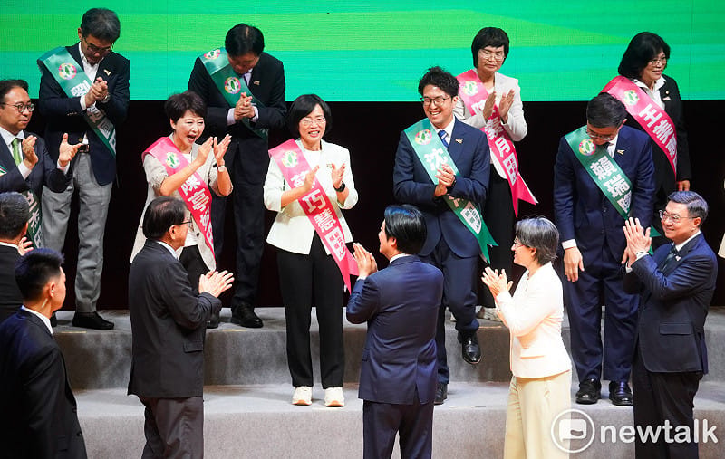 民進黨全代會,黨主席賴清德、副總統蕭美琴向各縣市長參選人鼓掌加油。 圖:張良一/攝 民進黨全代會,黨主席賴清德、副總統蕭美琴向各縣市長參選人鼓掌加油。 圖:張良一/攝