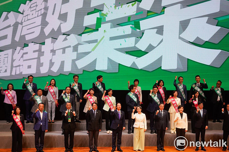 民進黨今舉行第二十二屆第一次全國黨員代表,黨主席賴清德、副總統蕭美琴以及各縣市長參選人一起呼喊凍蒜口號。 圖:張良一/攝 民進黨今舉行第二十二屆第一次全國黨員代表,黨主席賴清德、副總統蕭美琴以及各縣市長參選人一起呼喊凍蒜口號。 圖:張良一/攝