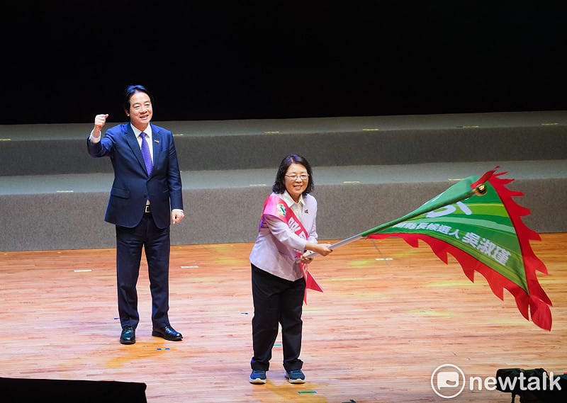 賴清德為澎湖縣長參選人吳淑瑾授旗並呼喊凍蒜口號。 圖:張良一/攝 賴清德為澎湖縣長參選人吳淑瑾授旗並呼喊凍蒜口號。 圖:張良一/攝
