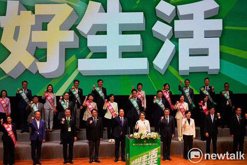 民進黨今舉行第二十二屆第一次全國黨員代表,黨主席賴清德、副總統蕭美琴和各縣市參選人一起呼喊凍蒜口號。 圖:張良一/攝 民進黨今舉行第二十二屆第一次全國黨員代表,黨主席賴清德、副總統蕭美琴和各縣市參選人一起呼喊凍蒜口號。 圖:張良一/攝