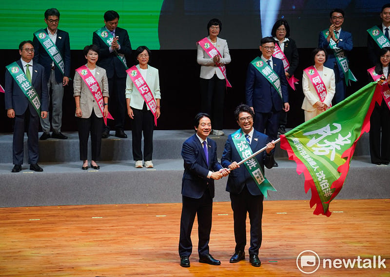 民進黨今舉行第二十二屆第一次全國黨員代表，黨主席賴清德為台北市長參選人沈伯洋授旗並呼喊凍蒜口號。&nbsp;&nbsp;&nbsp;圖：張良一/攝