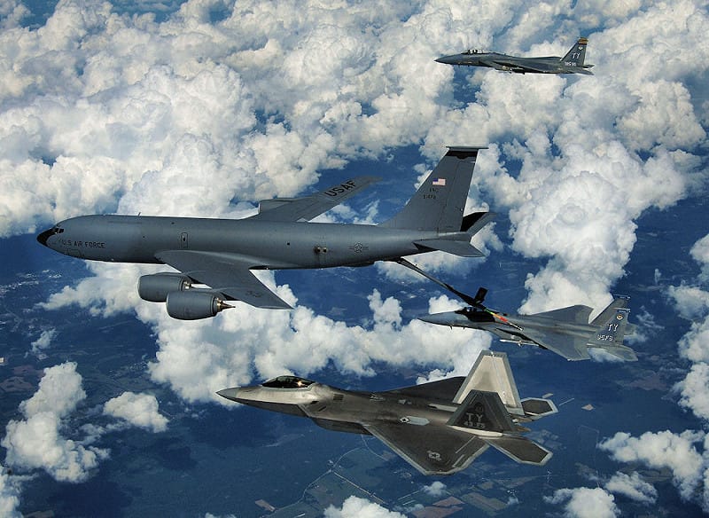 美軍堅持將這批 KC-135 給油機部署在班古利安機場,理由是該機場比起內蓋夫等區域的空軍基地,更不易暴露於伊朗的飛彈威脅之中。 圖:翻攝自維基百科 美軍堅持將這批 KC-135 給油機部署在班古利安機場,理由是該機場比起內蓋夫等區域的空軍基地,更不易暴露於伊朗的飛彈威脅之中。 圖:翻攝自維基百科