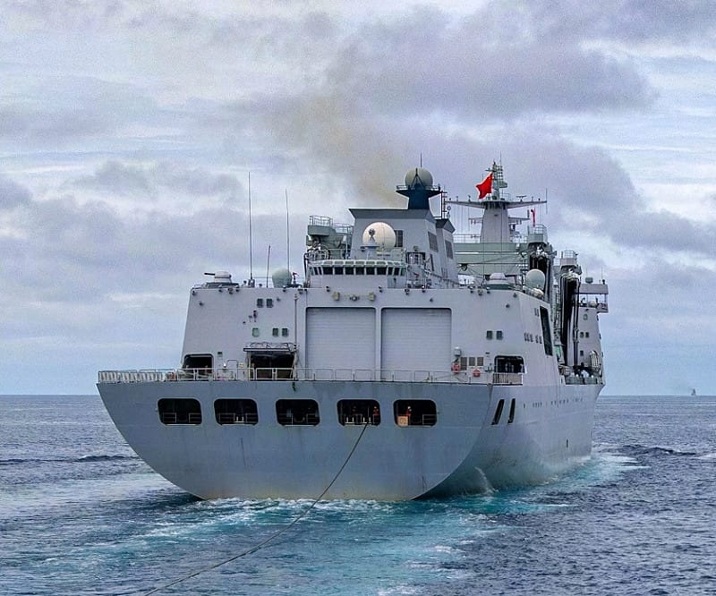 解放軍海軍現役 901 型綜合補給艦。 圖:翻攝自 X 帳號 @AlexLuck9 解放軍海軍現役 901 型綜合補給艦。 圖:翻攝自 X 帳號 @AlexLuck9