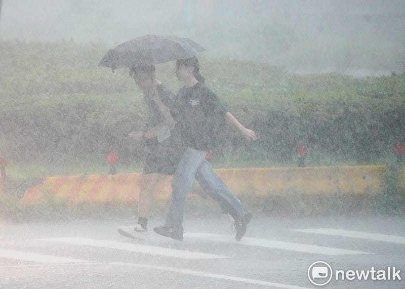 低壓帶持續籠罩台灣，南海低壓系統逐漸發展並接近，中南部雨勢加劇，局部恐達豪雨等級。(圖為資料照)&nbsp;&nbsp;&nbsp;圖：張良一/攝