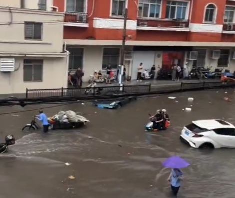 這場突如其來的強降雨造成上海楊浦區多條主要道路嚴重積水,交通運作幾近癱瘓。 圖:翻攝自 X @whyyoutouzhele 這場突如其來的強降雨造成上海楊浦區多條主要道路嚴重積水,交通運作幾近癱瘓。 圖:翻攝自 X @whyyoutouzhele