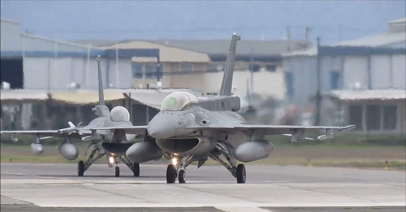 隨著伊朗局勢升級,美國向約旦重新部署F-16戰鬥機。美國空軍在返回本土僅兩週後,又將12架F-16C Block 50戰鬥機重新部署到約旦,以應對可能對伊朗發動的新一輪空襲。 圖:翻攝自 X @War_Radar2 隨著伊朗局勢升級,美國向約旦重新部署F-16戰鬥機。美國空軍在返回本土僅兩週後,又將12架F-16C Block 50戰鬥機重新部署到約旦,以應對可能對伊朗發動的新一輪空襲。 圖:翻攝自 X @War_Radar2