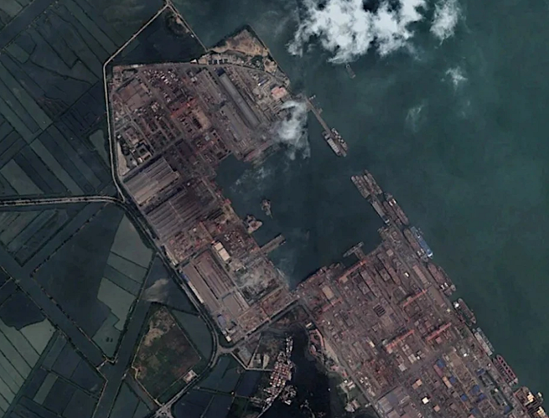 這艘船正在位於廣州市東南方向龍穴島上的船廠建造,對行星實驗室公司衛星圖像的分析顯示,該艦至少自今年2月起便已開工。 圖:翻攝自騰訊網 這艘船正在位於廣州市東南方向龍穴島上的船廠建造,對行星實驗室公司衛星圖像的分析顯示,該艦至少自今年2月起便已開工。 圖:翻攝自騰訊網