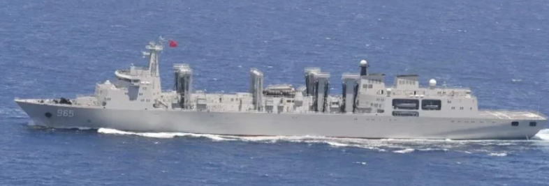 從結構設計觀察,新艦延續中國海軍近年的現代化佈局,堪稱 901 型綜合補給艦的「放大版」。艦體兩側分布著多組緊貼舷側的柱狀垂直結構,與現代海軍進行海上橫向補給的裝置高度一致。 圖:翻攝自騰訊網 從結構設計觀察,新艦延續中國海軍近年的現代化佈局,堪稱 901 型綜合補給艦的「放大版」。艦體兩側分布著多組緊貼舷側的柱狀垂直結構,與現代海軍進行海上橫向補給的裝置高度一致。 圖:翻攝自騰訊網