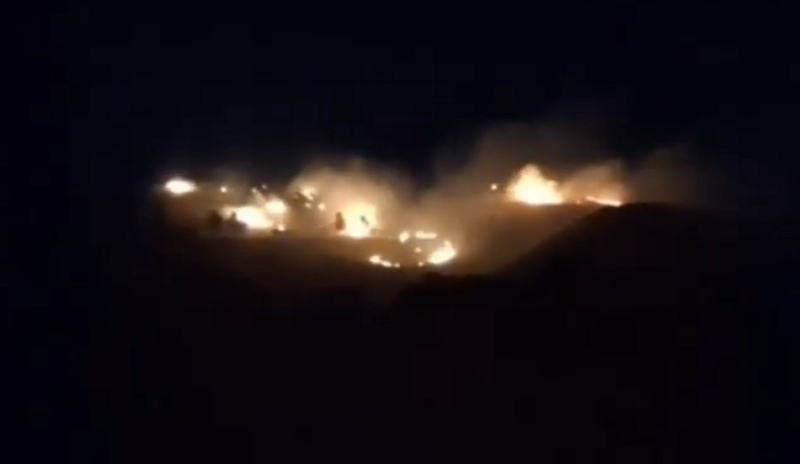 目擊情報顯示,即使在空襲結束 5 小時後,該地下基地仍在大火中熊熊燃燒,美軍此舉無疑是對伊朗威嚇言論的直接針鋒相對。 圖:翻攝自 X @RealBababanaras 目擊情報顯示,即使在空襲結束 5 小時後,該地下基地仍在大火中熊熊燃燒,美軍此舉無疑是對伊朗威嚇言論的直接針鋒相對。 圖:翻攝自 X @RealBababanaras