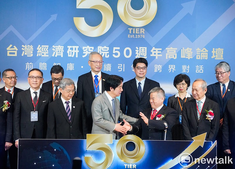 總統賴清德出席「台灣經濟研究院50週年高峰論壇」,並在合影後向台經院董事長吳中書握手致意。 圖:張良一/攝 總統賴清德出席「台灣經濟研究院50週年高峰論壇」,並在合影後向台經院董事長吳中書握手致意。 圖:張良一/攝