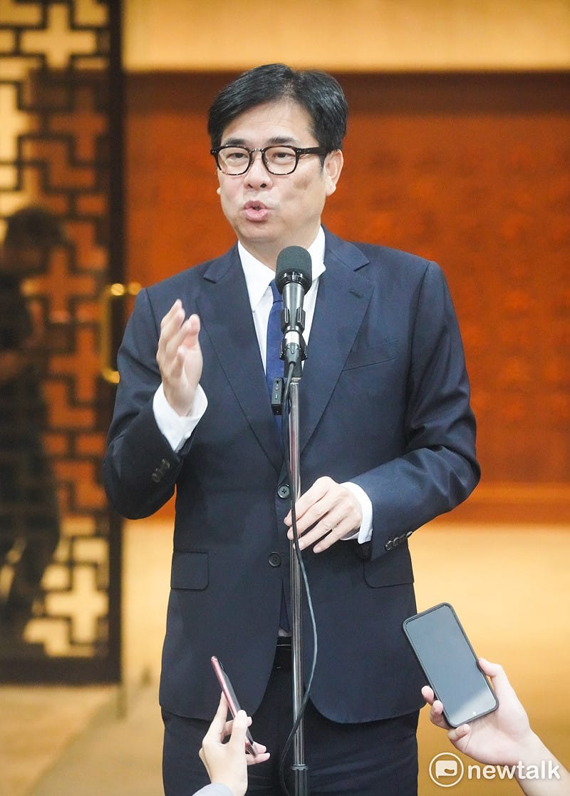 高雄市長陳其邁赴行政院出席「食品安全衛生管理法」部分條文修正草案審查會，並在會前受訪。&nbsp;&nbsp;&nbsp;圖：張良一/攝