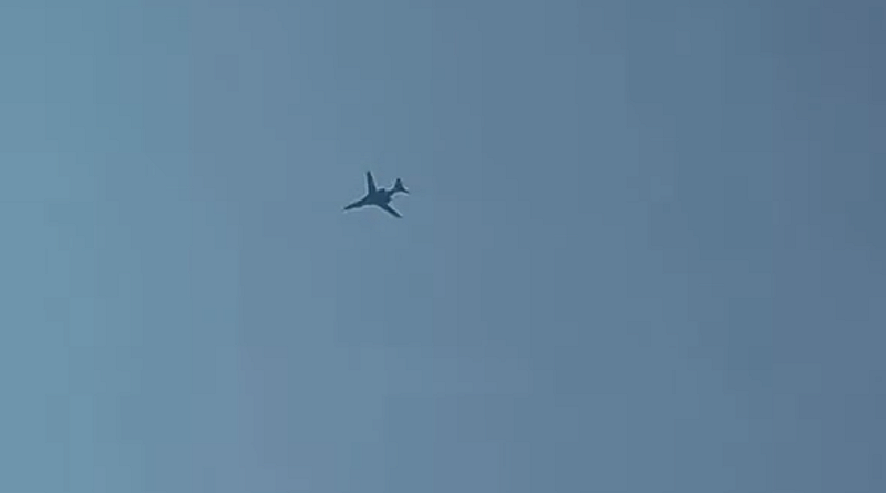 多架美國空軍 B-1 槍騎兵重型轟炸機從英國起飛,與此同時,川普總統威脅要對伊朗的防禦工事「鎬山」進行打擊。 圖:翻攝自 X @hntrbrkmedia 多架美國空軍 B-1 槍騎兵重型轟炸機從英國起飛,與此同時,川普總統威脅要對伊朗的防禦工事「鎬山」進行打擊。 圖:翻攝自 X @hntrbrkmedia