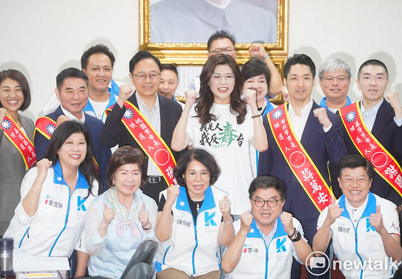國民黨中常會今通過提名台北市長蔣萬安、桃園市長張善政、苗栗縣長鍾東錦和南投縣長許淑華參選連任後，主席鄭麗文拉著蔣萬安等人的的手高喊凍蒜。&nbsp;&nbsp;&nbsp;圖：張良一/攝