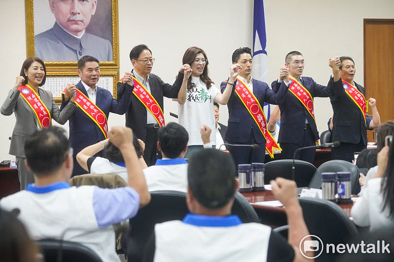 國民黨中常會今通過提名台北市長蔣萬安、桃園市長張善政、基隆市長謝國樑、苗栗縣長鍾東錦南投縣長許淑華和連江縣長王忠銘參選連任後，主席鄭麗文拉著蔣萬安等縣市首長的的手高喊凍蒜。&nbsp;&nbsp;&nbsp;圖：張良一/攝