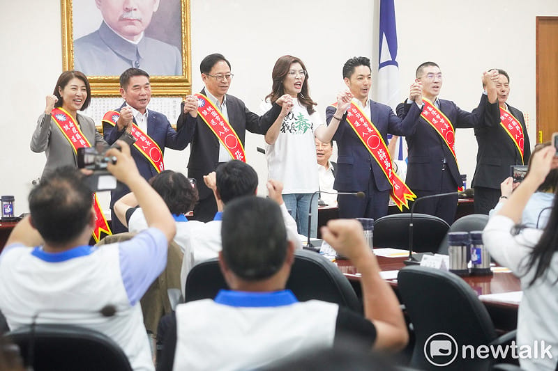 國民黨中常會今通過提名台北市長蔣萬安、桃園市長張善政、基隆市長謝國樑、苗栗縣長鍾東錦南投縣長許淑華和連江縣長王忠銘參選連任後，主席鄭麗文拉著蔣萬安等縣市首長的的手高喊凍蒜。&nbsp;&nbsp;&nbsp;圖：張良一/攝
