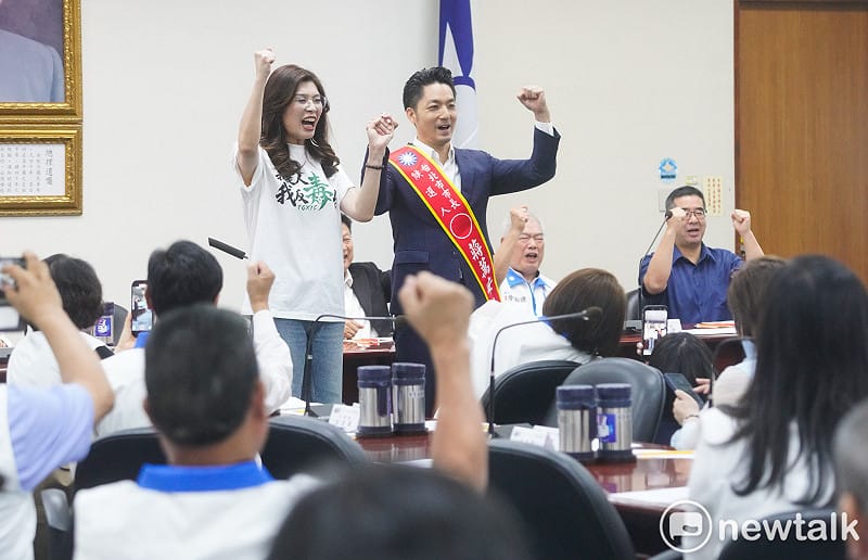 國民黨中常會今通過提名台北市長蔣萬安參選連任後，主席鄭麗文拉著蔣萬安的手高喊凍蒜。&nbsp;&nbsp;&nbsp;圖：張良一/攝