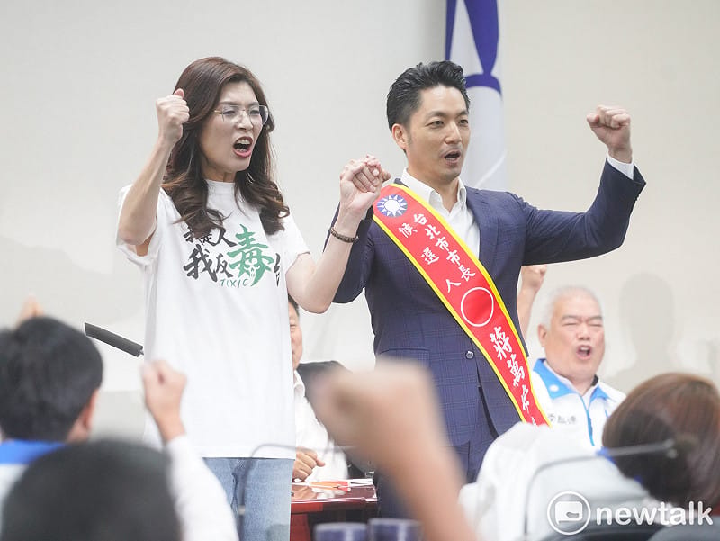 國民黨中常會今通過提名台北市長蔣萬安參選連任後，主席鄭麗文拉著蔣萬安的手高喊凍蒜。&nbsp;&nbsp;&nbsp;圖：張良一/攝