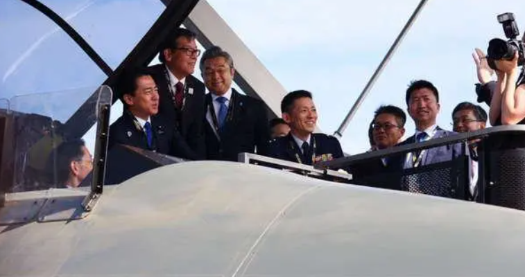 日本防衛大臣小泉進次郎親自坐進GCAP座艙,配戴專用頭盔體驗第六代戰機的未來操控介面。 圖:翻攝自騰訊網 日本防衛大臣小泉進次郎親自坐進GCAP座艙,配戴專用頭盔體驗第六代戰機的未來操控介面。 圖:翻攝自騰訊網