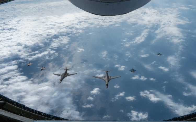 日本航空自衛隊F-2與美國空軍F-35A、B-1B轟炸機編隊飛行。 F-2將於2035年前後被GCAP取代,但在此之前,日本將長期維持F-35與GCAP並存的雙軌制。 圖:翻攝自騰訊網 日本航空自衛隊F-2與美國空軍F-35A、B-1B轟炸機編隊飛行。 F-2將於2035年前後被GCAP取代,但在此之前,日本將長期維持F-35與GCAP並存的雙軌制。 圖:翻攝自騰訊網