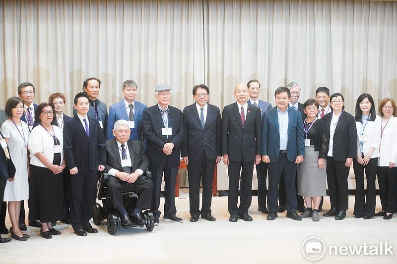 總統府秘書長潘孟安將陪同監察院正副院長、監察委員被提名人赴立法院拜會立法院長韓國瑜尋求支持。圖爲韓國瑜和總統府秘書長潘孟安、監察院長被提名人陳永興等人握手致意。&nbsp;&nbsp;&nbsp;圖：張良一/攝