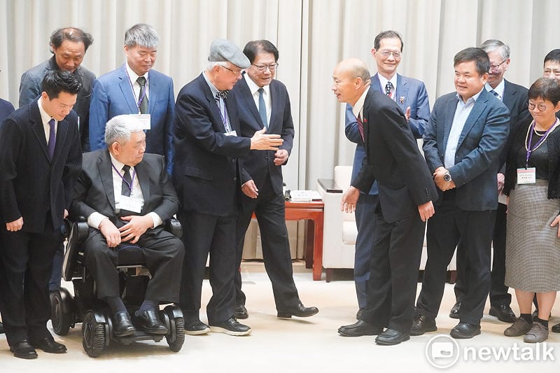 總統府秘書長潘孟安將陪同監察院正副院長、監察委員被提名人赴立法院拜會立法院長韓國瑜尋求支持。圖爲監察院長被提名人陳永興向韓國瑜握手致意。&nbsp;&nbsp;&nbsp;圖：張良一/攝