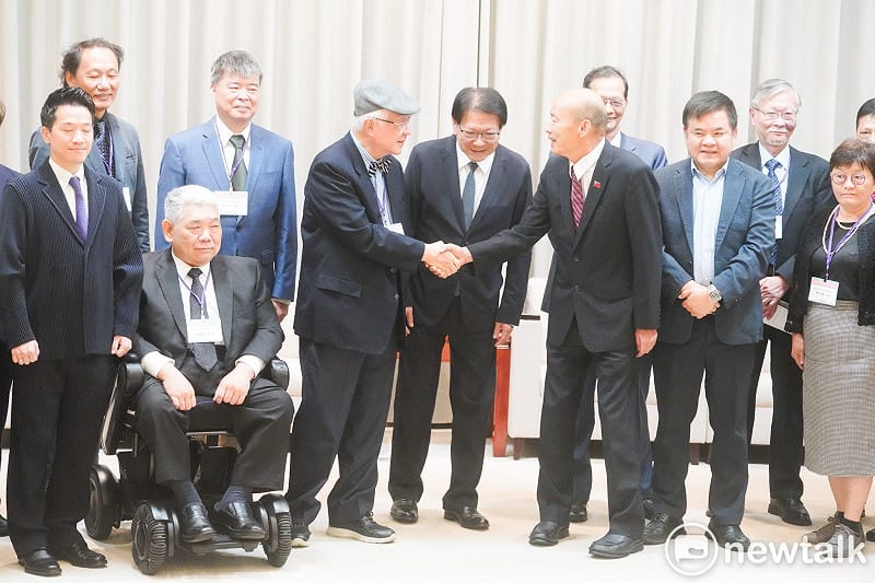 總統府秘書長潘孟安將陪同監察院正副院長、監察委員被提名人赴立法院拜會立法院長韓國瑜尋求支持。圖爲韓國瑜和總統府秘書長潘孟安、監察院長被提名人陳永興等人握手致意。&nbsp;&nbsp;&nbsp;圖：張良一/攝