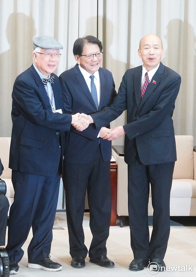 總統府秘書長潘孟安將陪同監察院正副院長、監察委員被提名人赴立法院拜會立法院長韓國瑜尋求支持。圖爲韓國瑜和總統府秘書長潘孟安、監察院長被提名人陳永興握手致意。&nbsp;&nbsp;&nbsp;圖：張良一/攝