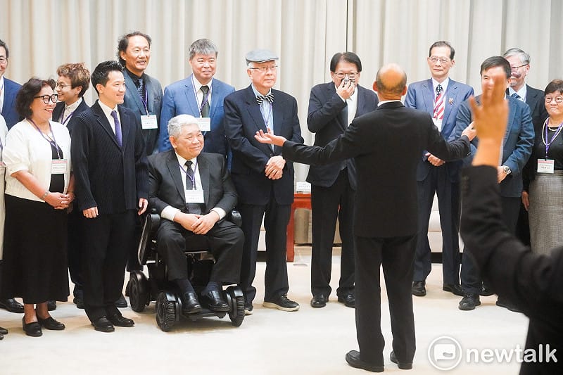 總統府秘書長潘孟安將陪同監察院正副院長、監察委員被提名人赴立法院拜會立法院長韓國瑜尋求支持。圖爲韓國瑜招呼監察院長被提名人陳永興等人合影。&nbsp;&nbsp;&nbsp;圖：張良一/攝