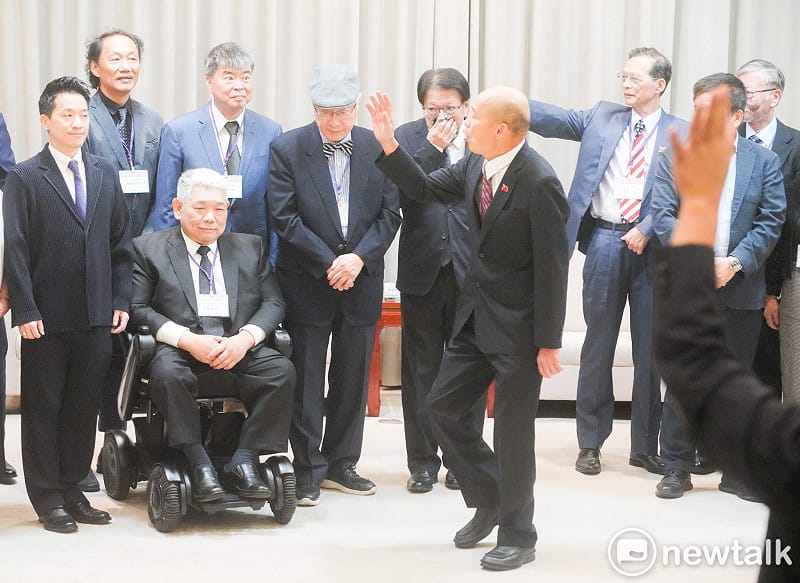 總統府秘書長潘孟安將陪同監察院正副院長、監察委員被提名人赴立法院拜會立法院長韓國瑜尋求支持。圖爲韓國瑜招呼監察院長被提名人陳永興等人合影。&nbsp;&nbsp;&nbsp;圖：張良一/攝