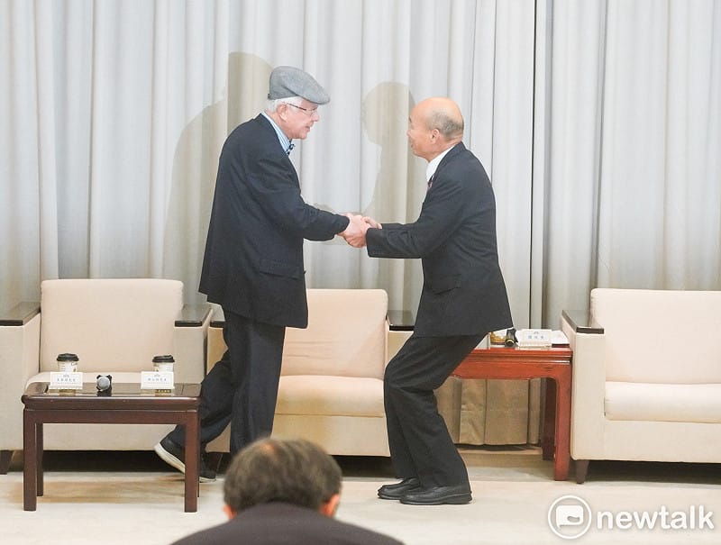 總統府秘書長潘孟安將陪同監察院正副院長、監察委員被提名人赴立法院拜會立法院長韓國瑜尋求支持。圖爲韓國瑜向監察院長被提名人陳永興握手致意。&nbsp;&nbsp;&nbsp;圖：張良一/攝