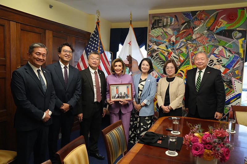 民進黨團總召蔡其昌率團訪美,拜會美國眾議院榮譽議長裴洛西(Nancy Pelosi)。 圖:民進黨團提供 民進黨團總召蔡其昌率團訪美,拜會美國眾議院榮譽議長裴洛西(Nancy Pelosi)。 圖:民進黨團提供