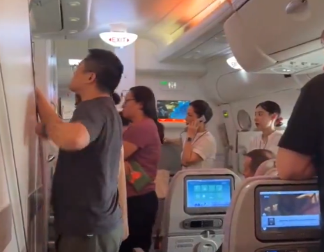 機上 373 名旅客卻因機組人員工時超時、飛機突發機械故障與邊境管制等三重因素疊加,被強行困在密閉機艙內無法脫身。 圖:翻攝自 X @whyyoutouzhele 機上 373 名旅客卻因機組人員工時超時、飛機突發機械故障與邊境管制等三重因素疊加,被強行困在密閉機艙內無法脫身。 圖:翻攝自 X @whyyoutouzhele