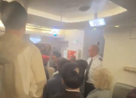 阿聯酋航空機組人員一開始以「海關與邊境管制不允許入境」為由,強硬拒絕開啟機艙門讓旅客下機透氣,直到滯留時間突破 10 小時,機艙內群情激憤。 圖:翻攝自 X @whyyoutouzhele 阿聯酋航空機組人員一開始以「海關與邊境管制不允許入境」為由,強硬拒絕開啟機艙門讓旅客下機透氣,直到滯留時間突破 10 小時,機艙內群情激憤。 圖:翻攝自 X @whyyoutouzhele